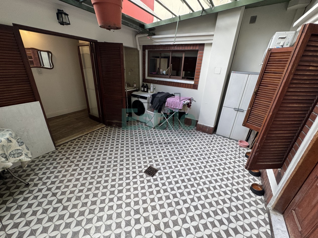 CASA CENTRICA CON LOCAL COMERCIAL