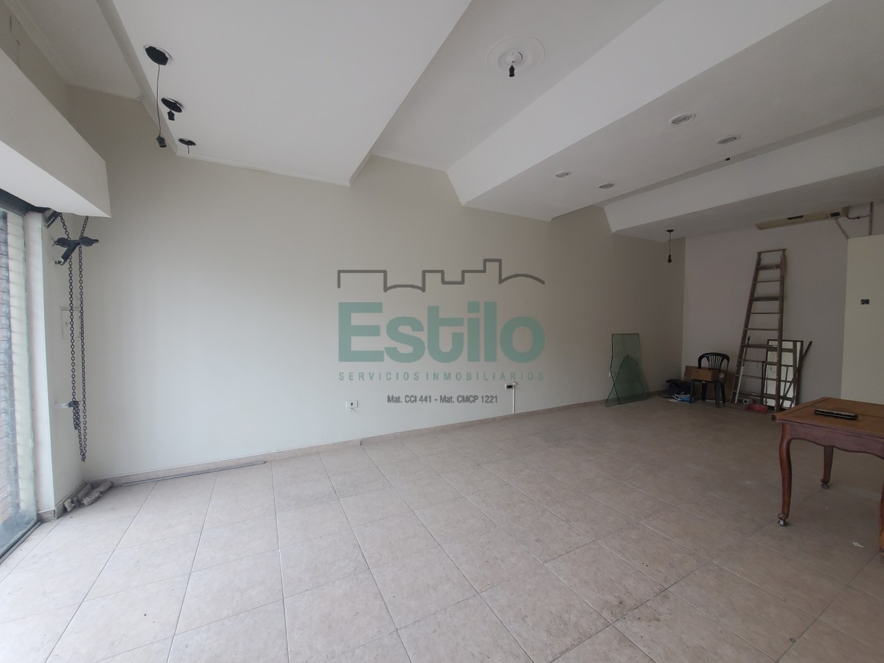 CASA CENTRICA CON LOCAL COMERCIAL